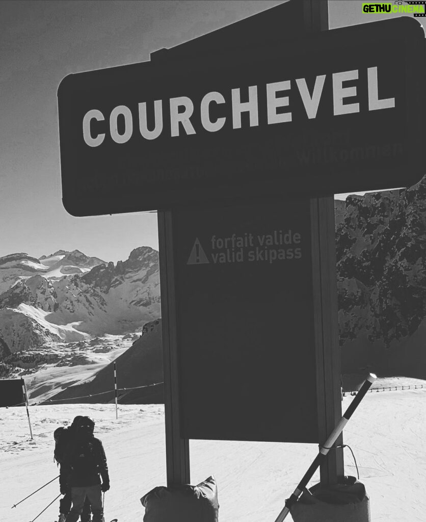 Nicolas Couteau Instagram - Petit détour à @snowlodgehotelcourchevel pour profiter du séjour 🤍 Courchevel