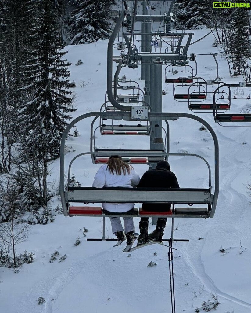 Nicolas Couteau Instagram - Les Ch’tis font du ski 😂🎿⛷️ Arêches-Beaufort