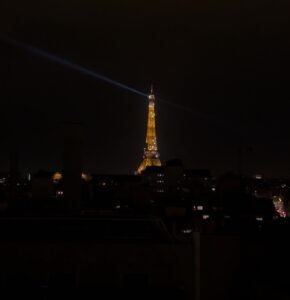 Nicolas Couteau Instagram - Roof top parisien avec un verre de vin blanc 🥂que demander plus au peuple… 😌 Paris