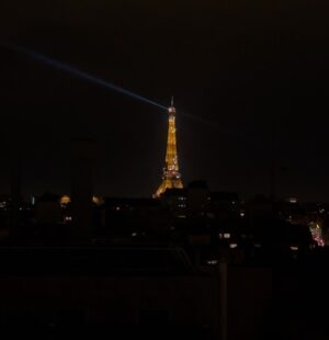 Nicolas Couteau Instagram - Roof top parisien avec un verre de vin blanc 🥂que demander plus au peuple… 😌