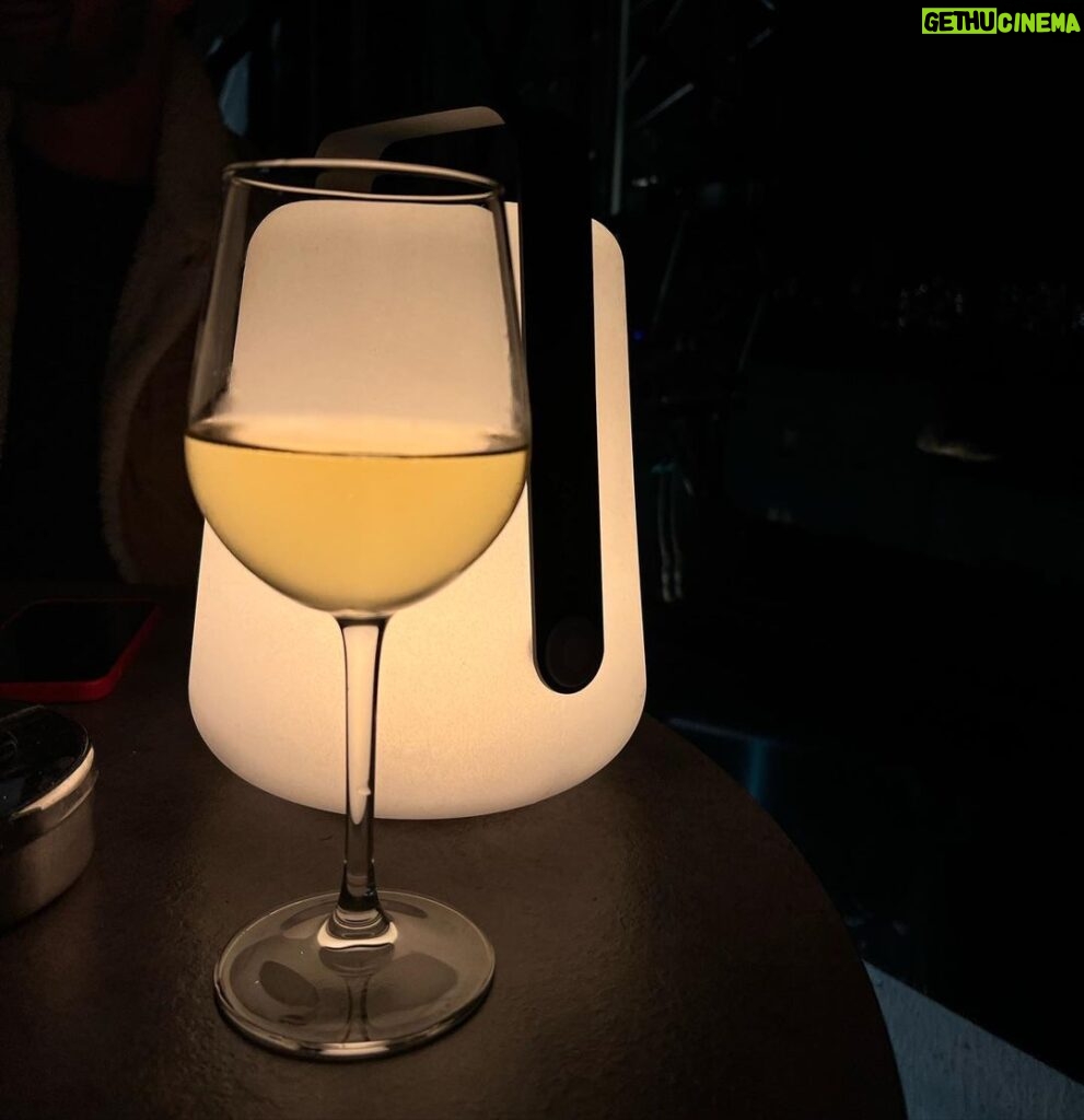 Nicolas Couteau Instagram - Roof top parisien avec un verre de vin blanc 🥂que demander plus au peuple… 😌 Paris