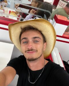 Nicolas Couteau Instagram - Bon c’est les dernières photos qu’il me reste de LOS ANGELES ! 🤩 Photo 1 : un cow boy heureux de son plus beau voyage 🤠 Photo 2 : photo pas ouf mais les yeux 👀 match avec l’OUTFIT donc j’ai kiffé 😂 Photo 3 : ne m’emmenez jamais dans un magasin où la musique est à fond 🕺🏻 Photo 4 : un coureur 🏃‍♂️ qui vient de finir son footing le plus dur de sa vie à Hollywood 😮‍💨 Photo 5 : I was graduated !!!!!👨🏻‍🎓 Photo 6 : moi sauveteur en mer à Malibu 🛟🌊 Photo 7 : In N Out clairement Mon fast food préféré 🤤 🍔 Photo 8 : Venice beach ma safe place 🌅 Photo 9 : un golden hour de qualité 😍😍 Los Angeles, California.