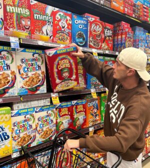 Nicolas Couteau Instagram - Vous êtes team salé ou sucré le matin ? 🤔 
Moi vous connaissez ma passion pour les Lucky Charms 🤤🍉🍒🍎💫🍌