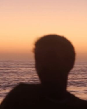 Nicolas Couteau Instagram - Catch and release 😮‍💨 seul, heureux et prêt pour un nouveau départ. 
Dites moi votre safe place ? Perso moi c’est les Sunset sur la plage 🫠