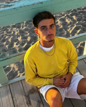Nicolas Couteau Instagram - Catch and release 😮‍💨 seul, heureux et prêt pour un nouveau départ. 
Dites moi votre safe place ? Perso moi c’est les Sunset sur la plage 🫠