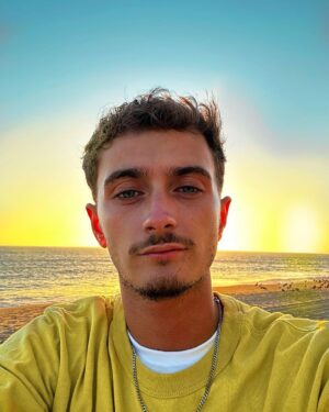 Nicolas Couteau Instagram - Catch and release 😮‍💨 seul, heureux et prêt pour un nouveau départ. 
Dites moi votre safe place ? Perso moi c’est les Sunset sur la plage 🫠