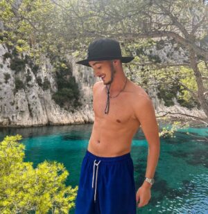 Nicolas Couteau Instagram - Photo 1: hyper bg même si on voit les bourlets du ventre #golasalle 
Photo 2: mon corps naturel sans retouche #enzozadig #lesjalouxvontmaigrir 
Photo 3: mon corps ou j’ai Photoshop en retirant mes muscles 😭 #cafaitbizarredemevoirsansmuscles
Photo 4 : photo d’un mec motivé #onsaitdouonvient #lahonda 
Photo 5: vidéo qui représente mon aventure dans les 50 #onestla 
Photo 6: la nage du petit chien #monexcopine 
Photo 7: je ne sais pas mais je trouve ça fait stylé #çapart 
Photo 8: une photo de mes dents pas droites #mskine #facette 

Laquelle est votre préférée ? 😇