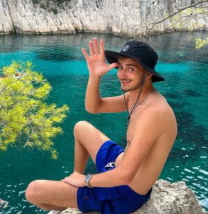 Nicolas Couteau Instagram - Photo 1: hyper bg même si on voit les bourlets du ventre #golasalle 
Photo 2: mon corps naturel sans retouche #enzozadig #lesjalouxvontmaigrir 
Photo 3: mon corps ou j’ai Photoshop en retirant mes muscles 😭 #cafaitbizarredemevoirsansmuscles
Photo 4 : photo d’un mec motivé #onsaitdouonvient #lahonda 
Photo 5: vidéo qui représente mon aventure dans les 50 #onestla 
Photo 6: la nage du petit chien #monexcopine 
Photo 7: je ne sais pas mais je trouve ça fait stylé #çapart 
Photo 8: une photo de mes dents pas droites #mskine #facette 

Laquelle est votre préférée ? 😇