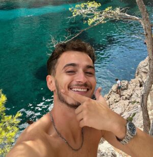 Nicolas Couteau Instagram - Photo 1: hyper bg même si on voit les bourlets du ventre #golasalle 
Photo 2: mon corps naturel sans retouche #enzozadig #lesjalouxvontmaigrir 
Photo 3: mon corps ou j’ai Photoshop en retirant mes muscles 😭 #cafaitbizarredemevoirsansmuscles
Photo 4 : photo d’un mec motivé #onsaitdouonvient #lahonda 
Photo 5: vidéo qui représente mon aventure dans les 50 #onestla 
Photo 6: la nage du petit chien #monexcopine 
Photo 7: je ne sais pas mais je trouve ça fait stylé #çapart 
Photo 8: une photo de mes dents pas droites #mskine #facette 

Laquelle est votre préférée ? 😇