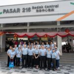 Nicole Seah Instagram - Would like 兔 wish everyone a healthy and happy year of the Rabbit this lunar new year! The WP East Coast GRC team, alongside @fooseckguan.sg , @abdulshariff.sg and myself, reprised tradition with our annual orange distribution at several locations in East Coast GRC over the weekend such as Simei, 16, 58, 85, 216 and 105 (Fengshan). We’re very grateful to have met with so many residents multiple times over the past year and there is always an underlying sense of celebration at each of the markets as Singaporeans are buoyed by a fresh start to the year ahead. It is also heartening to see how priorities have shifted over the last few years since covid. While in the past many would have uttered greetings of prosperity such as Huat ah! Or Gong Xi Fa Cai, it was unanimous this year that the topmost greeting of importance for everyone is “Sheng Ti Jian Kang” (身体健康），as many residents said that it is the most important blessing of them all. It is a great reminder for all of us to prioritise and focus on our physical and mental health for the coming year!