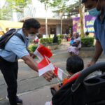 Nicole Seah Instagram - The Workers’ Party East Coast GRC team, including @fooseckguan.sg and @abdulshariff.sg , was out and about on this sunny National Day at the various markets and locations in EC - 58, 85, 216, 16, Bedok Interchange and Simei. East Coast GRC residents were cheered by patriotic and celebratory vibes as flags were distributed to stallholders, children and the elderly. We wish all Singaporeans and Singapore residents a very happy National Day, and the most-exchanged goodwill greeting of the day - May you be happy and healthy always!