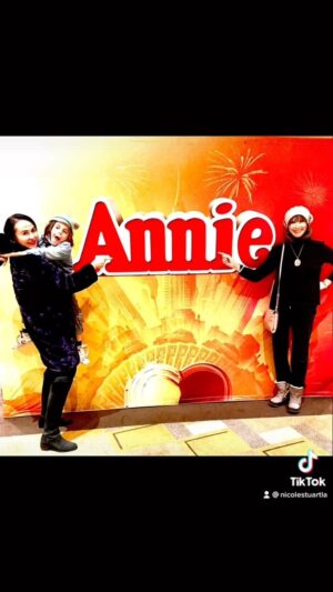 Nicole Stuart Instagram - So grateful to be able to see my favorite childhood musical with my fam! @annietourus #amen 🙏🏻🛷And during the holidays 🎄🎄☃️ #grateful #gratitude ⁣
.⁣
.⁣
.⁣
.⁣
.⁣
#actor #beats #broadway #broadwaymusical #goodmusic #instamusic #musica #musical #musically #musicallyapp #musicals #musicaltheater #musicaltheatre #musicians #musiclife #musiclover #piano #producer #singer #singers #singing #song #songs #stage #theater #theatre #westend