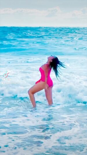 Nicole Stuart Instagram - Because why not…. Starting off the week with a little bit of magic!🌟✨ Wishing you all a magical Monday filled with positivity and good vibes. Let’s make today count and set the tone for an amazing week ahead! Also speaking of magic… love feeling the magic of the ocean and in #Maui Grateful to have a moment to stop and play 🌺☀️ There’s nothing quite like feeling the warmth of the sun on your skin, the sand between your toes, and the cool water rushing over your feet. It’s moments like this that remind me of the beauty and joy that exists in the world. Also the grounding power of the ocean - there’s something so calming about being near the water and feeling its energy. 🌊 🌺☀️ There’s nothing quite like the feeling of standing in the water, surrounded by the beauty of nature and the sound of the waves. It’s moments like this that remind me how fortunate we are to have summer and all the joys that come with it - there’s something so calming about being near the water and feeling its energy. 🌊 #mauilife #oceanlove #summerdays 💪 #MagicalMonday #PositiveVibes #NewWeekNewGoals ⁣
.⁣
.⁣
.⁣
.⁣
.⁣
#aloha #hawaii #hawaiian #hawaiilife #hawaiilove #hawaiistagram #hawaiitrip #hawaiivacation #honolulu #landscapephotography #luckywelivehawaii #maui #oahu #ocean #travel #travelawesome #travelblog #travelbug #traveldeeper #traveldestination #travelingram