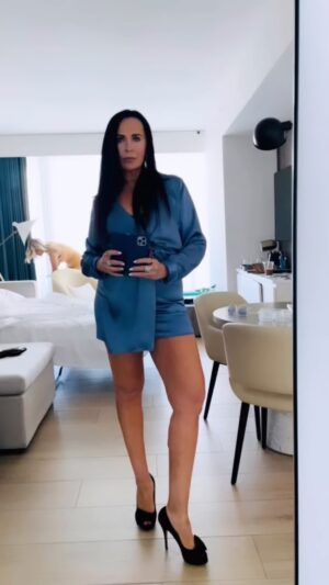 Nicole Stuart Instagram - Just because it’s Friday… and I’m not going out  this was in #miami when we were non-stop but now ~ I’m home no #FOMO couldn’t be happier😀😎💙⁣ #spraytan by : @spraydisole @svetlanafeller 

.⁣
.⁣
.⁣
#friday #fridayfeeling #fridaymood #fridayvibes #friyay #happyfriday #instagood #instagoodmyphoto #motivation #motivational #motivationalquote #motivationalspeaker #motivationmonday #motivationquotes #motivations #positivevibes #saturday #saturdayvibes #successquotes #tagblender #tgif #weekendmood #weekendvibes #weekendvibes✌ #weekendvibes✌️ #ınstagood