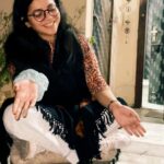 Nidhi Narwal Instagram - BIG ANNOUNCEMENT 📣 #75daysofsheroshayari starting on 1st January 2024✨ Dostonnn, saal ke saath bohot kuch khatam ho raha hai lekin ek naye saal ke saath bohot kuch shuru bhi karna hai! So I’ve decided to take up #75dayschallenge where I’ll be posting sher-o-shayari every day for 75 days ❤️ Note : jaisa ki maine pehle bhi bataya hai ki mujhe ghazlein likhni nahin aati thi aur maine beetay saal hi seekhi hain… ab bhi seekh rahi hoon… toh bas is seekhne ke silsile ko jaari rakhne ke liye ye challenge le rahi hoon :) koshish rahegi ki roz kuch likhoon bhi aur roz kuch sunaun bhi 🌻