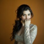 Nidhi Shah Instagram - The art of eye contact ✨ . . Captured by - @bharat_rawail Styled by - @stylistshikhar Make up - @shrishtishettyy Jwrly - @anantayabymani