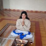 Niharica Raizada Instagram - Day 3 Havan Day at @abhyasschoolofyoga ॐ अग्निमीळे पुरोहितं यज्ञस्य देवं ऋत्विजम्। होतारं रत्नधातमम्॥ Transliteration: oṃ agnimīḻe purohitaṃ yajñasya devaṃ ṛtvijam। hotāraṃ ratnadhātamam॥ O Agni, you are the invoker, the purohita (priest) of the sacrifice, the divine, the ministrant priest, the bestower of treasures. ॐ भूर्भुवः स्वः। तत्सवितुर्वरेण्यं। भर्गो देवस्य धीमहि। धियो यो नः प्रचोदयात्॥ oṃ bhūrbhuvaḥ svaḥ। tatsaviturvareṇyaṃ। bhargo devasya dhīmahi। dhiyo yo naḥ pracodayāt॥ We meditate on the adorable glory of the radiant sun; may he inspire our intelligence. #NiharicaRaizada