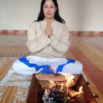 Niharica Raizada Instagram - Day 3 Havan Day at @abhyasschoolofyoga ॐ अग्निमीळे पुरोहितं यज्ञस्य देवं ऋत्विजम्। होतारं रत्नधातमम्॥ Transliteration: oṃ agnimīḻe purohitaṃ yajñasya devaṃ ṛtvijam। hotāraṃ ratnadhātamam॥ O Agni, you are the invoker, the purohita (priest) of the sacrifice, the divine, the ministrant priest, the bestower of treasures. ॐ भूर्भुवः स्वः। तत्सवितुर्वरेण्यं। भर्गो देवस्य धीमहि। धियो यो नः प्रचोदयात्॥ oṃ bhūrbhuvaḥ svaḥ। tatsaviturvareṇyaṃ। bhargo devasya dhīmahi। dhiyo yo naḥ pracodayāt॥ We meditate on the adorable glory of the radiant sun; may he inspire our intelligence. #NiharicaRaizada