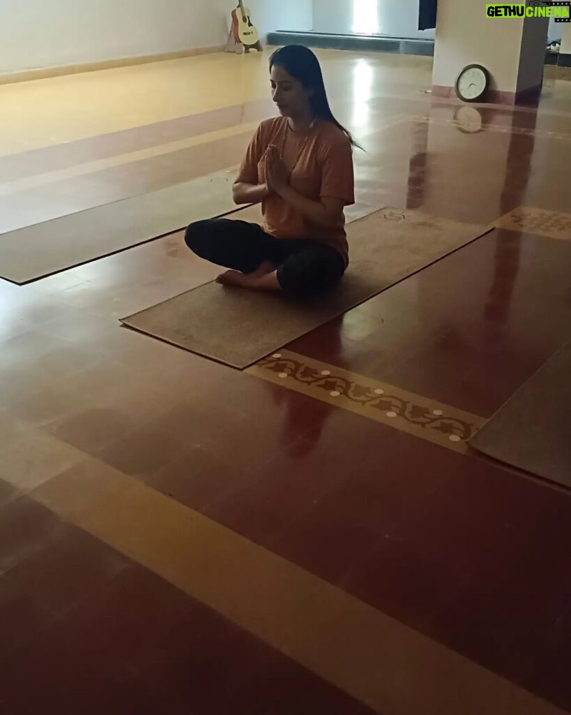 Niharica Raizada Instagram - Happy 2024 Everyone. Day 2 at the @abhyasschoolofyoga We started the day with oil pulling, jal neti important part of Shatkarma. Yoga, is very difficult and my whole body is hurting. But it is the best practice for unity of mind, body and soul. योगश्चित्तवृत्तिनिरोधः । तदा द्रष्टुः स्वरूपेऽवस्थानम् ॥ Yogash chitta vritti nirodhah, Tada drashtuh svarupe avasthanam. Yoga is the cessation of the fluctuations of the mind. Then the seer abides in their own nature. Post Yoga, we had our juice and fruit. Now, in sometime we will have our breakfast and ayurvedic treatments again. #NiharicaRaizada #HapptNewYear Great start to the year.