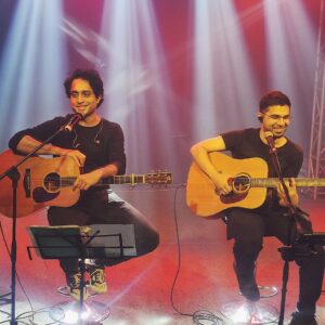 Nikhil D'Souza Instagram - Hope you guys @studentcouncilnmimsmumbai had as much fun as we did. 
Lucky I have this guy @zohranmiranda at my side doing what he does best. #theSlide 
What was your fav moment of the gig? ❤️

@kreativekeedaent #gig #concert #singersongwriter #bollywood #independentmusic @shivasystems