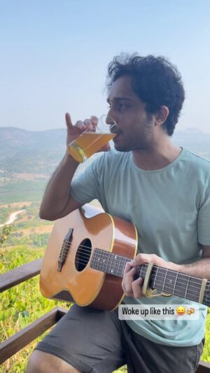 Nikhil D'Souza Instagram - Hello Sunnyday. Here’s a lil song I felt like singing for you guys - a cover of “You belong to me”
🎥: @shrutzpah