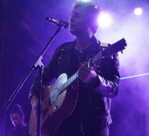 Nikhil D'Souza Instagram - What a night, Surat. My first gig there and it was ❤️. 

Thanks @jk__entertainerz @sky.nightz for putting it all together and getting this wonderful crowd out on a Tuesday night! 

Photos by @kelix.in @__.pavitra_0369 @_the_snappy_studio_ @kevin29__ @ashish_das_5380 @mr._.jenu