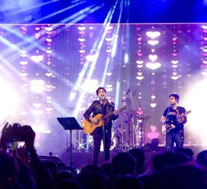 Nikhil D'Souza Instagram - What a night, Surat. My first gig there and it was ❤️. 

Thanks @jk__entertainerz @sky.nightz for putting it all together and getting this wonderful crowd out on a Tuesday night! 

Photos by @kelix.in @__.pavitra_0369 @_the_snappy_studio_ @kevin29__ @ashish_das_5380 @mr._.jenu
