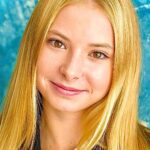 Nikita Dzhigurda Instagram - Моё посвящение дочери. Но, став ещё мудрей, сегодня я нянчу сущность волшебства. Листва и ствол - родня, но поднят на днях вопрос их естества. И ни братва, ни дна творенья без вдохновенья не решат: чей взгляд проник без позволенья в коренья, в ствол, в листву, чей взгляд глядит с икон, картин и фресок, и есть ли прок от взглядов тех? Грех - это лишь любви довесок, где сок небес пьянит не всех. Ведь не успех и не признанье, не званье и не злата звон трон счастья дарят и нырянье в нирвану, где царит закон, в котором волшебством и чудом дом истины открылся нам - храм милосердья, где иудам не надо вешаться, ведь там богам ни жертвоприношенья, ни яд отмщенья не нужны. Важны лишь опыт и уменье любить, прощать и видеть сны листвы, что со стволом едина, и в том доктрина естества: творить миры в любви - безвинно... и нянчить сущность волшебства. Спасибо Денису #denisred @blackstudio.photoday @blackstudio.info за классные фото.👍 #эвавладакрист #донбасс💪 #победа #маринаанисина #олимпийскаячемпионка #богиняанис @marinanisina #донецк❤️ #комполка #сид #комполка #сид #комбат #лётчик #юрьич @tarzan___official #шаман #shaman #CBO @pantovanatali # @volochkova_arty @shalyapin_official @pashaev.elman @olga_khayrullova @top_best_russia @mck_dessin @mikhail_grebenshchikov @lozayury @alibasov_nana @ivan_kuzminov_ @elena_galitsyna_ @milenadeynega @sashashpakofficial @i.am.isa.m alex_foto_2020 @sergeydzhigurda @levan_todua @vlad_gunbin @otar.kushanashvili @evgenbordo @kseniya_shkoda @dr.mussurov @skripka.msk @detochka.1973 #михаилигнатов @kadetmusic @anton1177 @voronovlawyer
