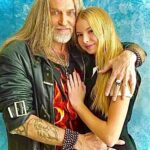 Nikita Dzhigurda Instagram - Моё посвящение дочери. Но, став ещё мудрей, сегодня я нянчу сущность волшебства. Листва и ствол - родня, но поднят на днях вопрос их естества. И ни братва, ни дна творенья без вдохновенья не решат: чей взгляд проник без позволенья в коренья, в ствол, в листву, чей взгляд глядит с икон, картин и фресок, и есть ли прок от взглядов тех? Грех - это лишь любви довесок, где сок небес пьянит не всех. Ведь не успех и не признанье, не званье и не злата звон трон счастья дарят и нырянье в нирвану, где царит закон, в котором волшебством и чудом дом истины открылся нам - храм милосердья, где иудам не надо вешаться, ведь там богам ни жертвоприношенья, ни яд отмщенья не нужны. Важны лишь опыт и уменье любить, прощать и видеть сны листвы, что со стволом едина, и в том доктрина естества: творить миры в любви - безвинно... и нянчить сущность волшебства. Спасибо Денису #denisred @blackstudio.photoday @blackstudio.info за классные фото.👍 #эвавладакрист #донбасс💪 #победа #маринаанисина #олимпийскаячемпионка #богиняанис @marinanisina #донецк❤️ #комполка #сид #комполка #сид #комбат #лётчик #юрьич @tarzan___official #шаман #shaman #CBO @pantovanatali # @volochkova_arty @shalyapin_official @pashaev.elman @olga_khayrullova @top_best_russia @mck_dessin @mikhail_grebenshchikov @lozayury @alibasov_nana @ivan_kuzminov_ @elena_galitsyna_ @milenadeynega @sashashpakofficial @i.am.isa.m alex_foto_2020 @sergeydzhigurda @levan_todua @vlad_gunbin @otar.kushanashvili @evgenbordo @kseniya_shkoda @dr.mussurov @skripka.msk @detochka.1973 #михаилигнатов @kadetmusic @anton1177 @voronovlawyer