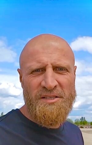 Nikita Dzhigurda Instagram - На Николаевском кладбище ЧВК «Вагнер» под Самарой сносят могилы наёмников, - после сообщения о гибели героев России Евгения Пригожина
и Дмитрия Уткина.

На видео обелиск, который открывался Евгением Пригожиным в Николаевке. За ним раньше было множество могил бойцов ЧВК "Вагнера", погибших в зоне СВО по приказу Родины.

По сети гуляет этот ролик, на котором прибывший к обелиску блогер @serzhmorzh Sergei Trifonov возмущается действиям тех, кто сравнял с землей могилы и убрал кресты:

"Там были могилы, всё снесено. Вы что творите? Люди гибли за Россию. Вы с землёй сравняли их могилы. Ни бога, ничего не боитесь», - эмоционально обратился к властям мужчина. Он показал сложенные штабелями деревянные кресты и венки, снятые с захоронений.

СМИ сообщают, что на месте снесенных могил хотят поставить общий мемориал, отдельные захоронения на котором будут обозначены пирамидками. Однако местным властям об этом ничего не известно. Так, в администрации муниципального района Волжский Самарской области изданию
«Подьём» заявили, что кладбище находится на частной территории, так что власти к этому отношения не имеют.

Как ВАМ такой расклад?🔳
#чвквагнер #вагнер #евгенийпригожин #дмитрийуткин 
 #донбасс💪 #донецк❤️ #комполка #сид #комбат #лётчик #юрьич @marinanisina 
@tarzan___official #шаман #shaman #CBO @pantovanatali # @volochkova_arty @shalyapin_official @pashaev.elman @olga_khayrullova @top_best_russia @mck_dessin @mikhail_grebenshchikov @lozayury @alibasov_nana @ivan_kuzminov_ @elena_galitsyna_  @milenadeynega @ilamin_official @sashashpakofficial @i.am.isa.m  alex_foto_2020 @sergeydzhigurda  @levan_todua @vlad_gunbin @otar.kushanashvili @evgenbordo @kseniya_shkoda @dr.mussurov @skripka.msk @detochka.1973 #михаилигнатов @kadetmusic @anton1177 @voronovlawyer @evgenyi_shahrai