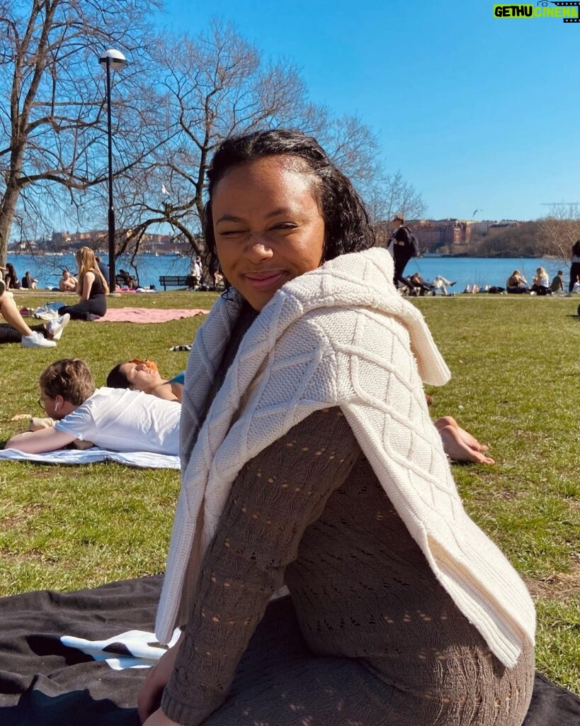 Nikita Uggla Instagram - Together with Zalando, I’ve created my local vibe in Stockholm. With some of my favorite Nordic brands, I’ve put together the perfect outfit for a picknick in Rålis! Nothing beats a picnic with friends in Rålis with the water behind us and good food♥️ #whatsyourvibe #sthlmvibe @zalando Rålambshovsparken