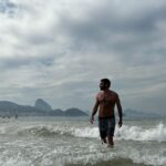Nikolas Antunes Instagram - Primeiro mergulho do segundo dia do meu ano OBRIGADO ❤️