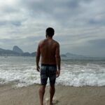 Nikolas Antunes Instagram - Primeiro mergulho do segundo dia do meu ano OBRIGADO ❤️