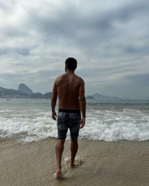 Nikolas Antunes Instagram - Primeiro mergulho do segundo dia do meu ano OBRIGADO ❤️
