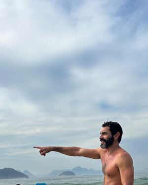 Nikolas Antunes Instagram - Primeiro mergulho do segundo dia do meu ano OBRIGADO ❤️