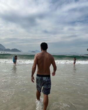 Nikolas Antunes Instagram - Primeiro mergulho do segundo dia do meu ano OBRIGADO ❤️