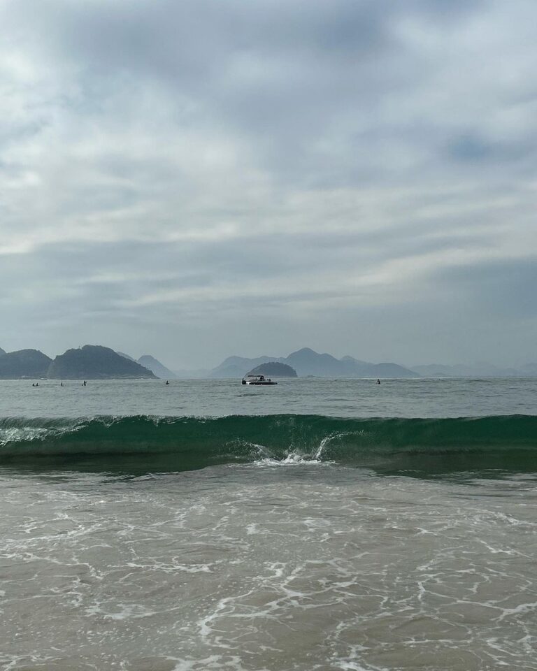 Nikolas Antunes Instagram - Primeiro mergulho do segundo dia do meu ano OBRIGADO ❤️