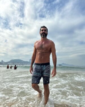 Nikolas Antunes Instagram - Primeiro mergulho do segundo dia do meu ano OBRIGADO ❤️
