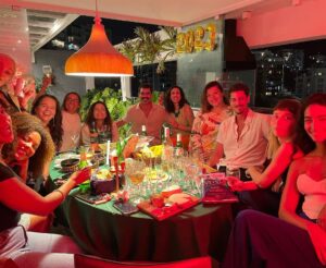 Nikolas Antunes Instagram - Festa do time #olharindiscreto ❣️ top 4 mundial na @netflix {o povo é do mundo e muitos amores brutos estão ausentes apenas na foto} #sextafeira13/01/23 🚩
