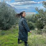 Nikoletta Ralli Instagram - Σαν την φύση δεν έχει🌳🏡 Είναι στιγμές που απορώ, τι κάνω (κάνουμε) στην Αθήνα;! Ρητορική ερώτηση προφανώς…την απάντηση την ξέρω.. Πλατανος ΑΧΑΙΑΣ