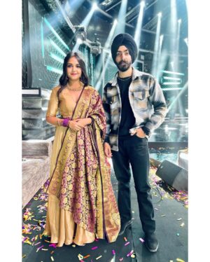 Nisha Ravikrishnan Instagram - Do watch our performance on @zeekannada SAREGAMAPA this Saturday-Sunday ♥️

It was an amazing experience performing with extremely talented @nisha_ravikrishnanoffl_ 😊✨

#zeekannada #srgmp #nisharavikrishnan #jaskaransingh #music #newyear