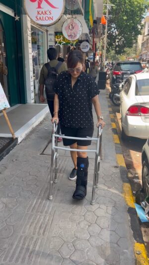 Nisha Rawal Instagram - ♥️
Just a regular day in a mum’s life!

Not even 2 broken legs could stop me from making an attempt to bringing the smallest ounce of smile on his face! @kavishmehra 

How many relate to this feeling?
.
.
.
.
#tibialfracture 
#postoprecovery 
#NishaRawalReels
#NishaRawal
#airplaster