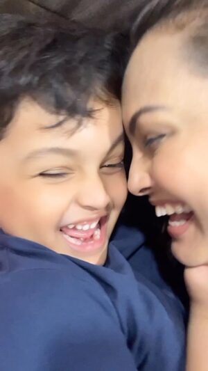Nisha Rawal Instagram - ♥️
Apparently Maa ka Pyaar Gift nahin hota hai 😛🙃🤗 @kavishmehra 
.
.
.
#NishaRawalReels
#NishaRawal
#NISHAniyan