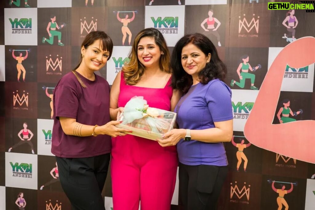 Nisha Rawal Instagram - 👑Our hearts are full with love and gratitude for all those who supported us in making our first meetup a super success! We hosted a fitness jam earlier this week at YKBI Andheri which was attended by over 20 metamoms, mombloggers and celebrity guests. Our list of Thank yous is long but rightly deserved for these people: First of all, thank you to our boss lady @missnisharawal for being the most gracious host and ensuring an impeccable experience for everyone. Special thanks to our community mentor @avantika.says for managing the event with perfection and @anamikasinghphotography for the digital activation. A huge thank you to our celebrity guest @vahbz for being a part of our jam. Your support means a lot! A big big thank you to our partners @kalaripayatturhea @enginebrand.in @smilecouturebydrparampreet @cottoncandyeventz @brewingnotescoffee @terra.co.in and the amazing homechefs organised by our first momchamp @neetu.somani @kanishka_810 @layeredinloveee @ rakshitashukla_2 @konfection_konnection_ @kanta vaid It wouldn't have been possible without support of our fab venue partner @ykbi_andherii Last but not the least to all the attendees for taking time out to be a part of this. Looking forward for more such events! #metamomsevent #metamomsmeetup