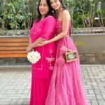 Nitanshi Goel Instagram - Starting 2024 with my parent’s blessings💕Happy New year to you all too 🤍✨ Jis raste se aap guzro wo phoolon se bhar jaye 🌸🌷🪷🌼 Outfits @_redvvelvet_ Jewellery @ishkaara_ Bag @resin_culture_arts #gratitude #happynewyear2024 #nitingoel #rashigoel #nitanshigoel #familygoals #love