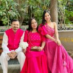 Nitanshi Goel Instagram - Starting 2024 with my parent’s blessings💕Happy New year to you all too 🤍✨ Jis raste se aap guzro wo phoolon se bhar jaye 🌸🌷🪷🌼 Outfits @_redvvelvet_ Jewellery @ishkaara_ Bag @resin_culture_arts #gratitude #happynewyear2024 #nitingoel #rashigoel #nitanshigoel #familygoals #love