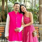 Nitanshi Goel Instagram - Starting 2024 with my parent’s blessings💕Happy New year to you all too 🤍✨ Jis raste se aap guzro wo phoolon se bhar jaye 🌸🌷🪷🌼 Outfits @_redvvelvet_ Jewellery @ishkaara_ Bag @resin_culture_arts #gratitude #happynewyear2024 #nitingoel #rashigoel #nitanshigoel #familygoals #love
