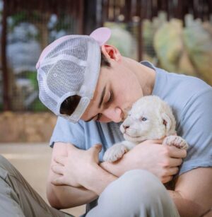 Noah Schnapp Instagram - Me and a baby lion🦁