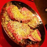 Nobuhiko Okamoto Instagram – わんばんこ
#ユーチューバー御用達焼肉
#安元さんの誕生日の思い出
#乗っかっているふりかけのようなものはまさかの金粉
#この部屋は金色の内装の部屋
#映え
#これ食べたら金運あがりそう