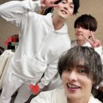 Nobuhiko Okamoto Instagram - なぜか出会ってしまった3人 #オレンジレンジ世代 #好きな曲だらけ #イメージで言うんだけど #花を歌ってハモられても動じなさそうな田丸くん #キリキリマイを誰かが歌ったらテンション高めに悩殺悩殺ってマイクなしで言ってそうな駒ちゃん #岡本はロコローションの時に手を叩いておきますね #まぁそんなわけで #俺たち寮生活できそうだね